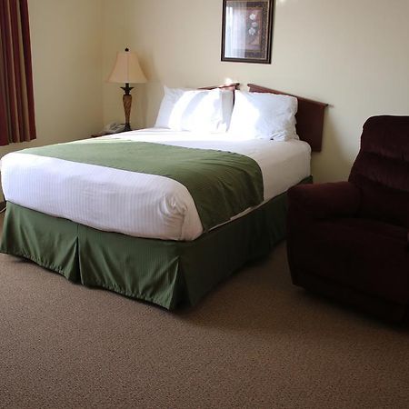 The Edgewood Hotel And Suites Fairbury 외부 사진