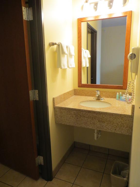 The Edgewood Hotel And Suites Fairbury 외부 사진