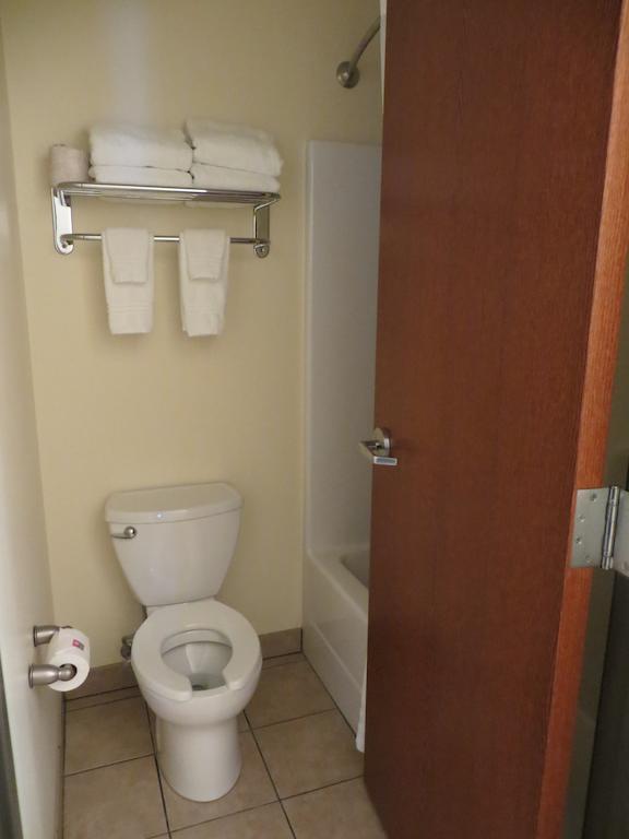 The Edgewood Hotel And Suites Fairbury 외부 사진