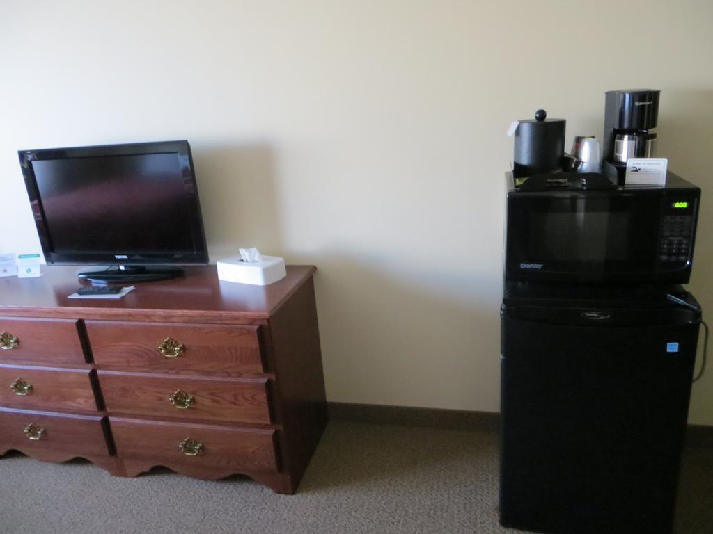 The Edgewood Hotel And Suites Fairbury 외부 사진