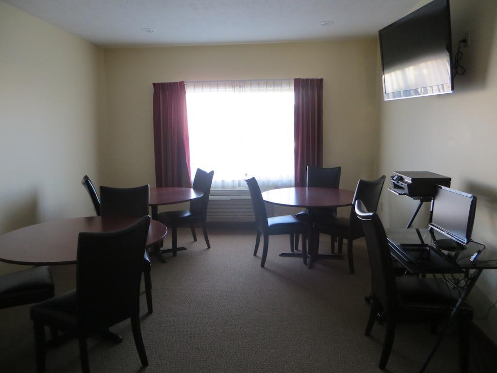 The Edgewood Hotel And Suites Fairbury 외부 사진