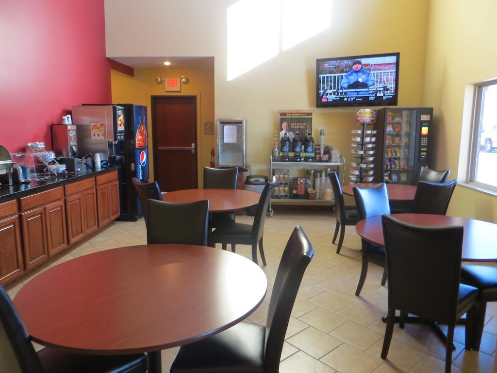 The Edgewood Hotel And Suites Fairbury 외부 사진