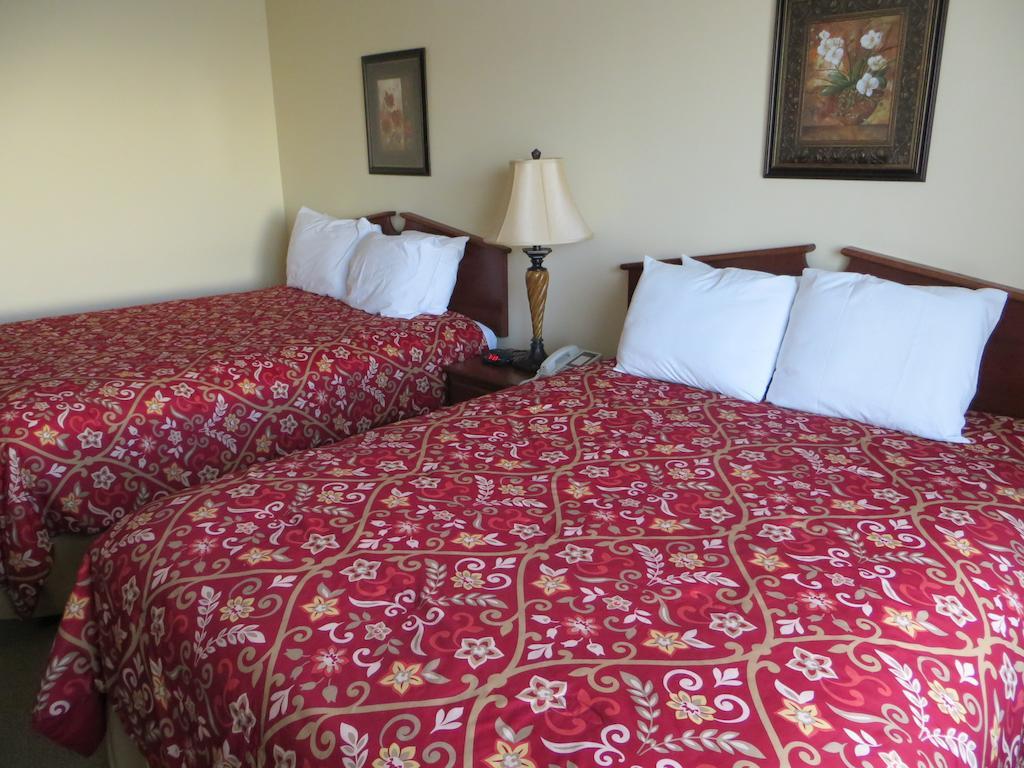 The Edgewood Hotel And Suites Fairbury 객실 사진