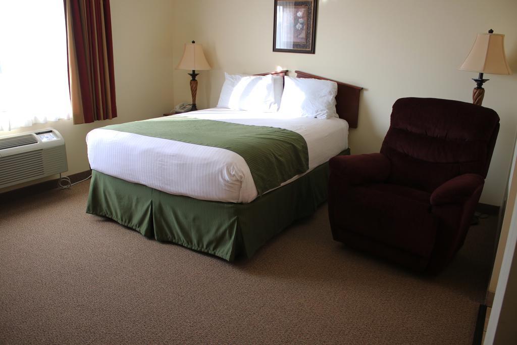 The Edgewood Hotel And Suites Fairbury 외부 사진