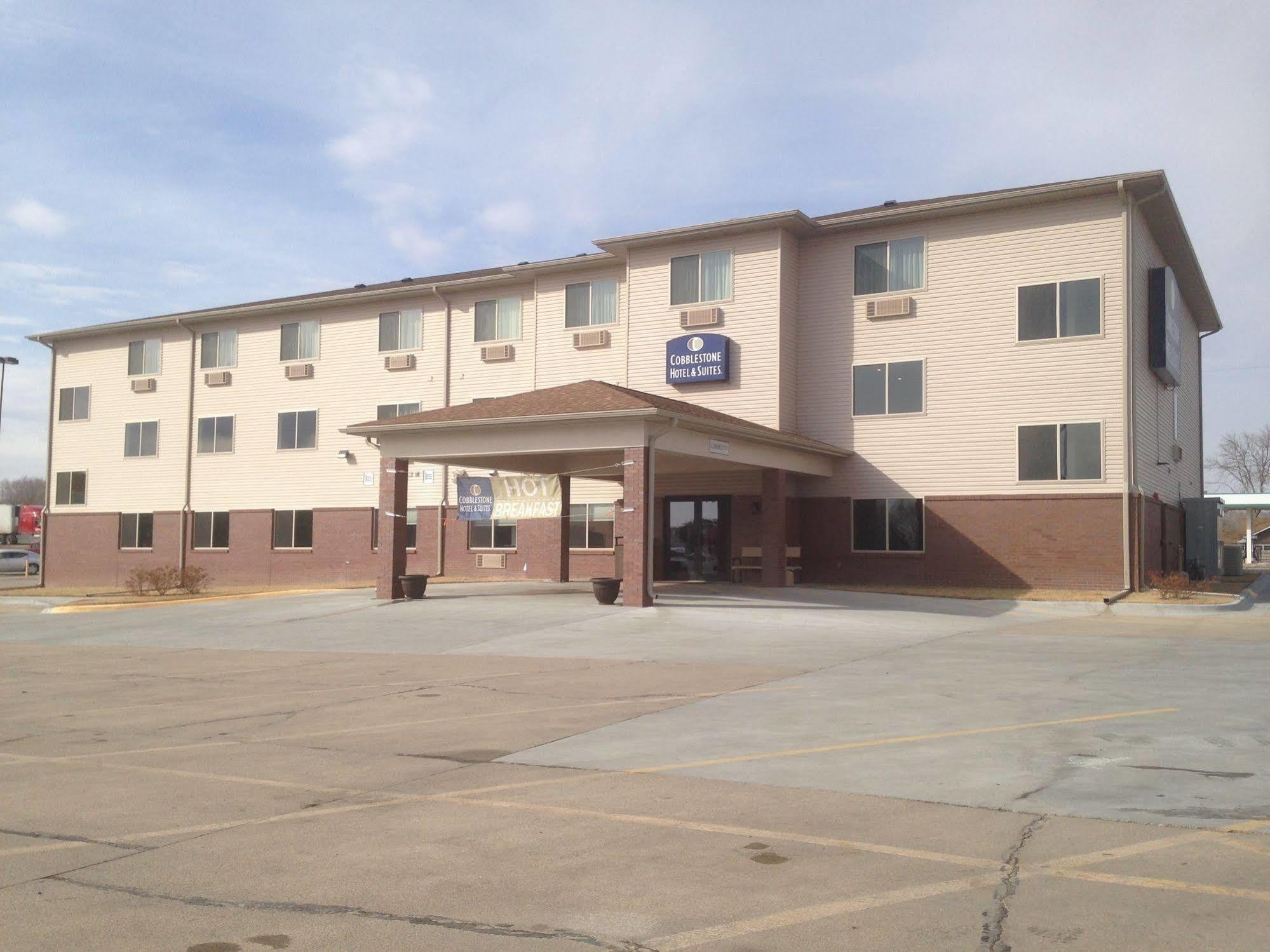 The Edgewood Hotel And Suites Fairbury 외부 사진