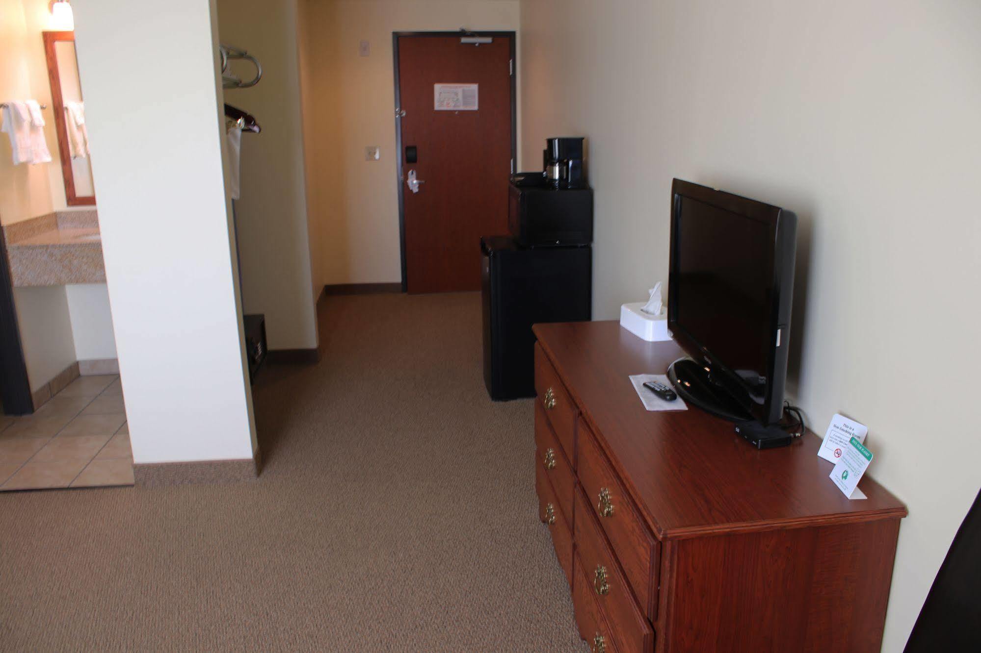 The Edgewood Hotel And Suites Fairbury 외부 사진