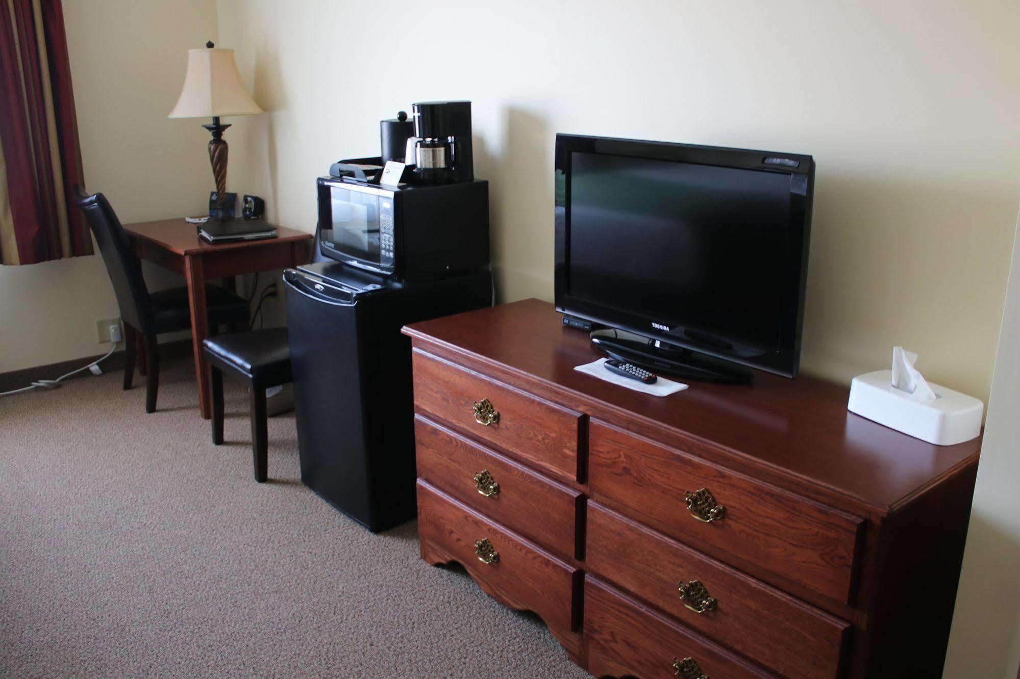 The Edgewood Hotel And Suites Fairbury 외부 사진