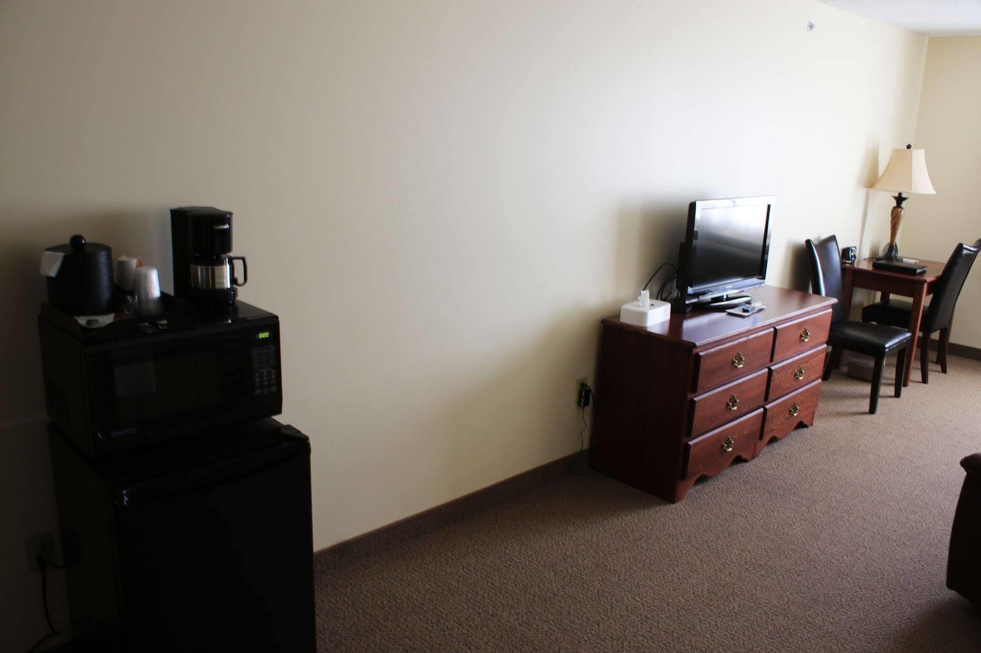 The Edgewood Hotel And Suites Fairbury 외부 사진