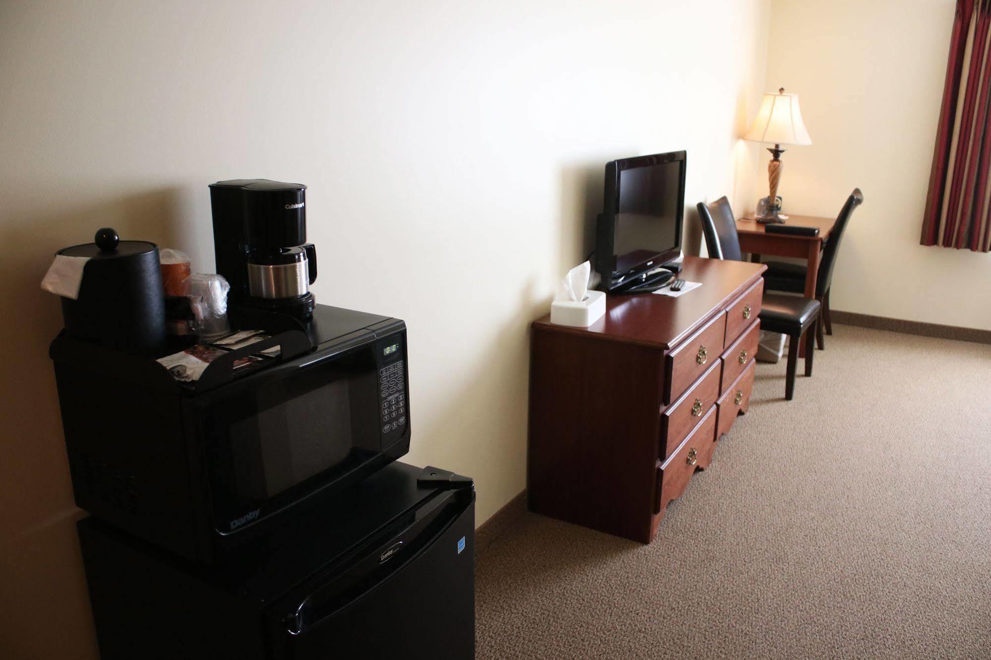The Edgewood Hotel And Suites Fairbury 외부 사진