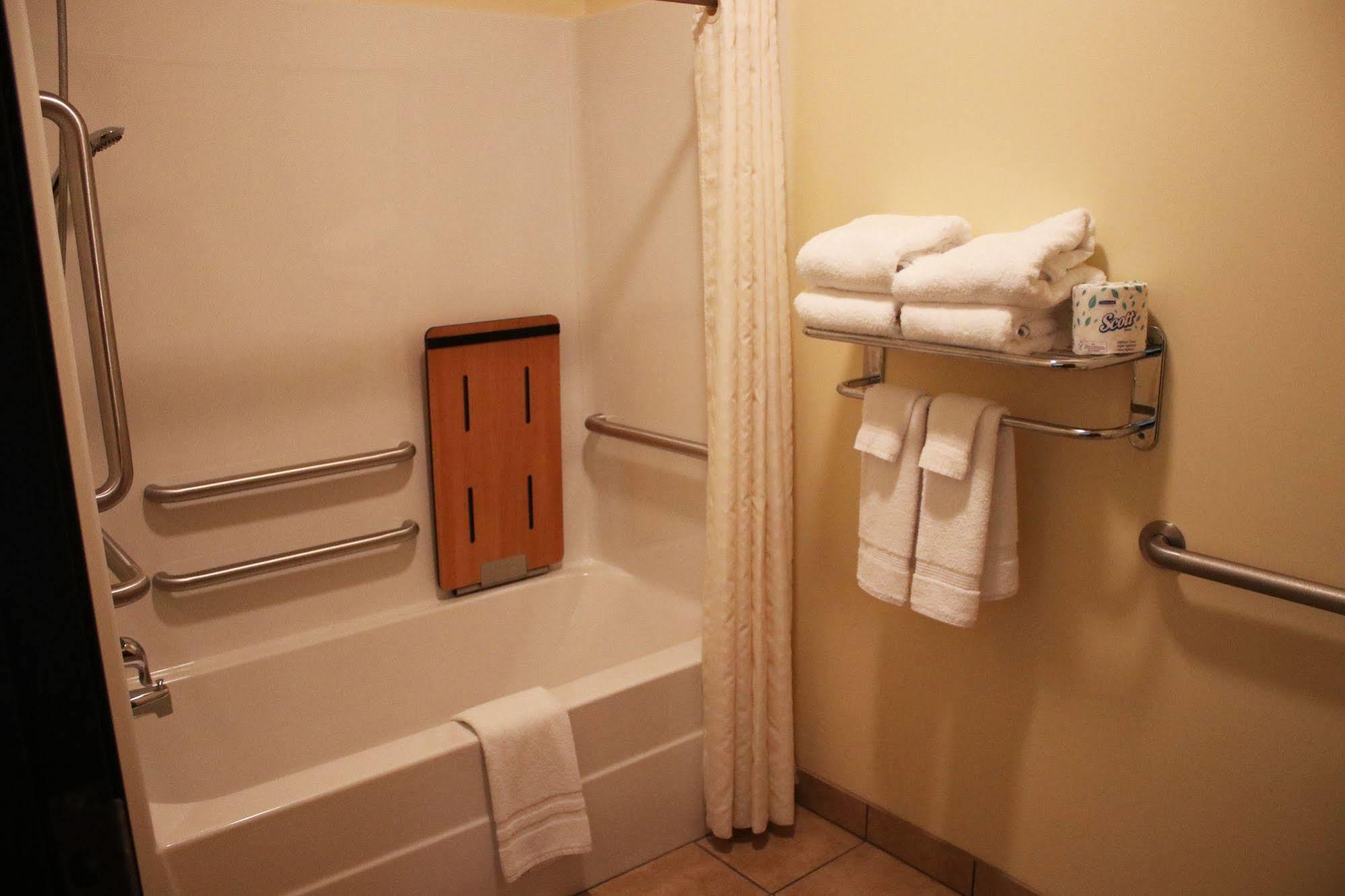 The Edgewood Hotel And Suites Fairbury 외부 사진