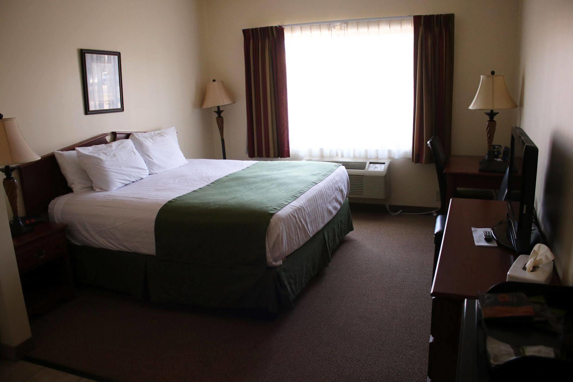 The Edgewood Hotel And Suites Fairbury 외부 사진