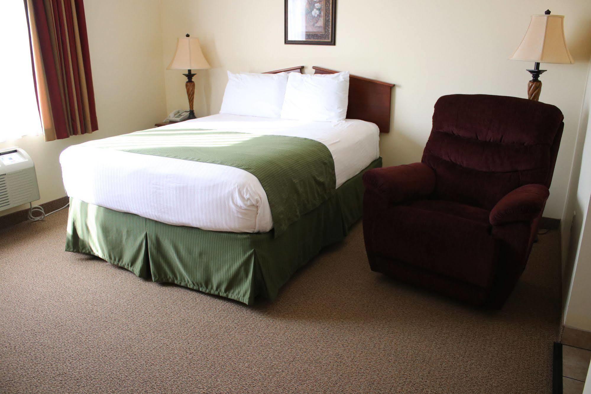 The Edgewood Hotel And Suites Fairbury 외부 사진
