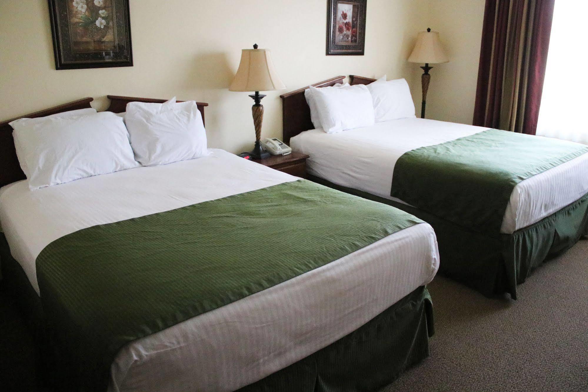 The Edgewood Hotel And Suites Fairbury 외부 사진