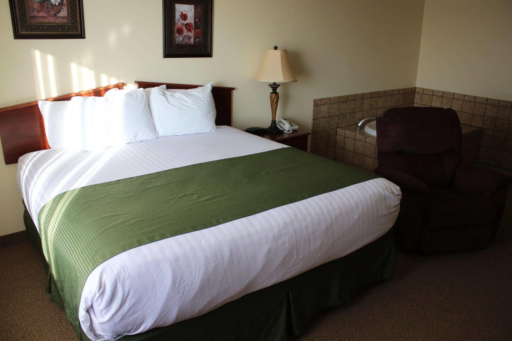 The Edgewood Hotel And Suites Fairbury 외부 사진