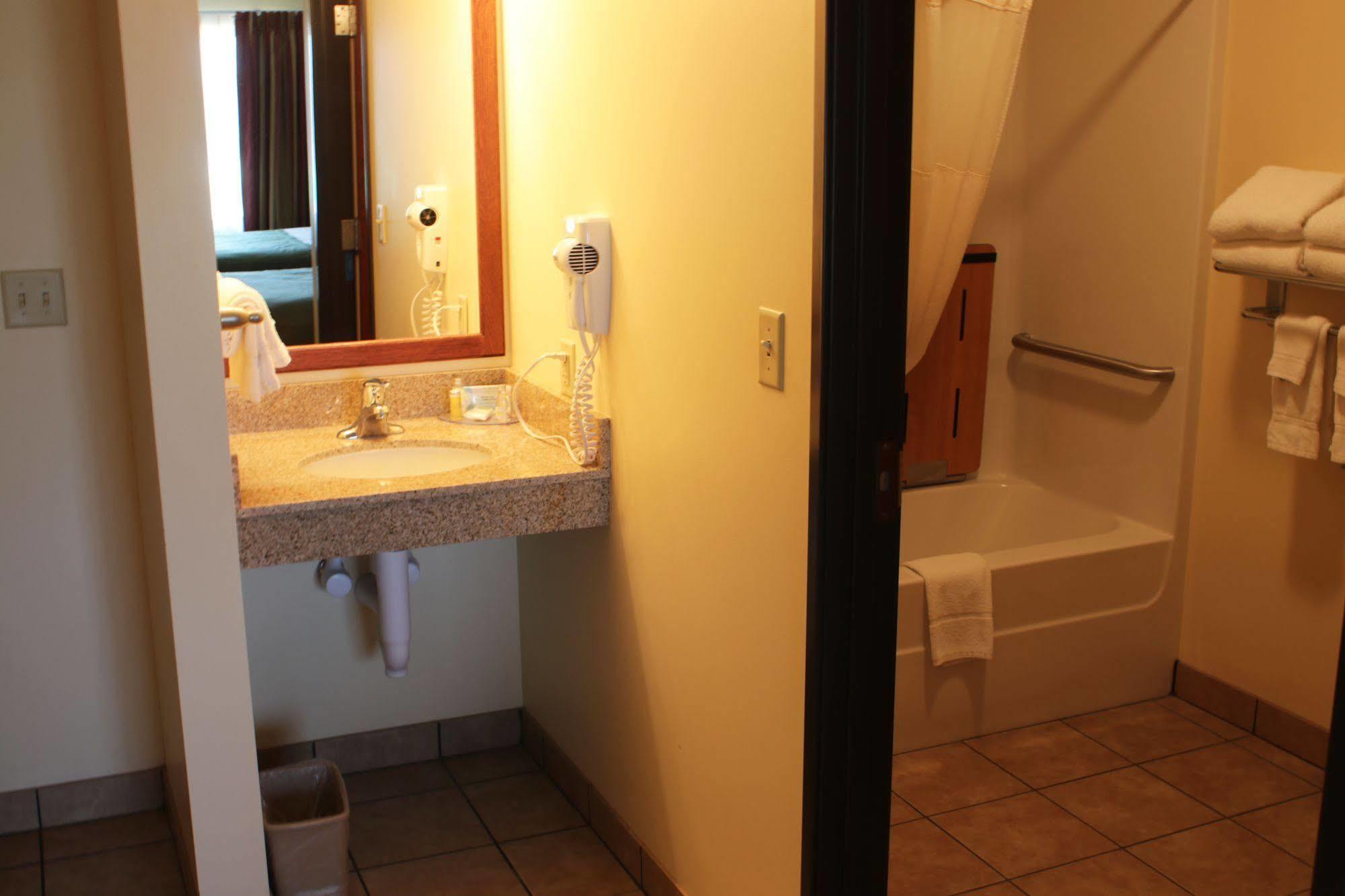 The Edgewood Hotel And Suites Fairbury 외부 사진