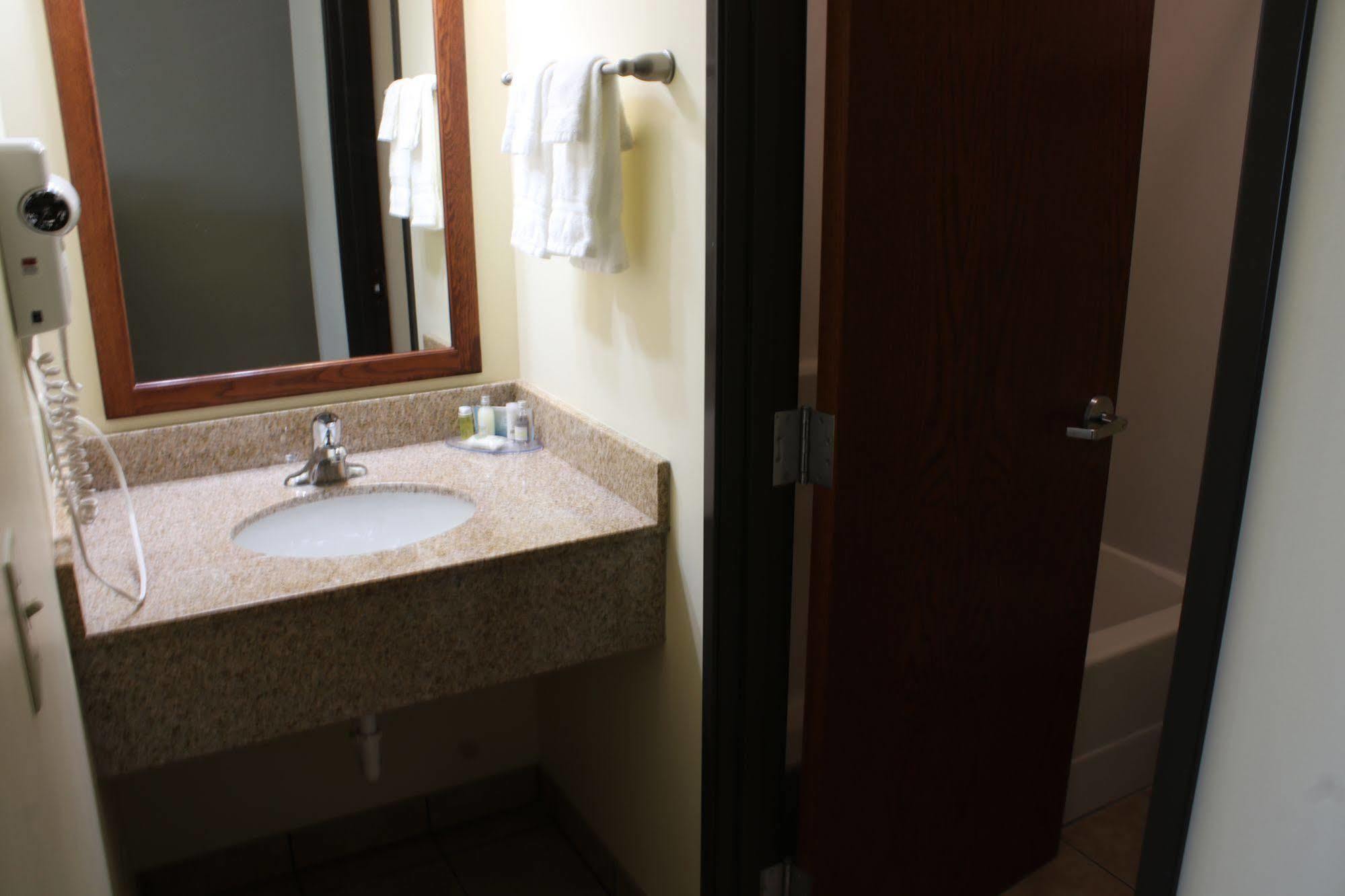 The Edgewood Hotel And Suites Fairbury 외부 사진