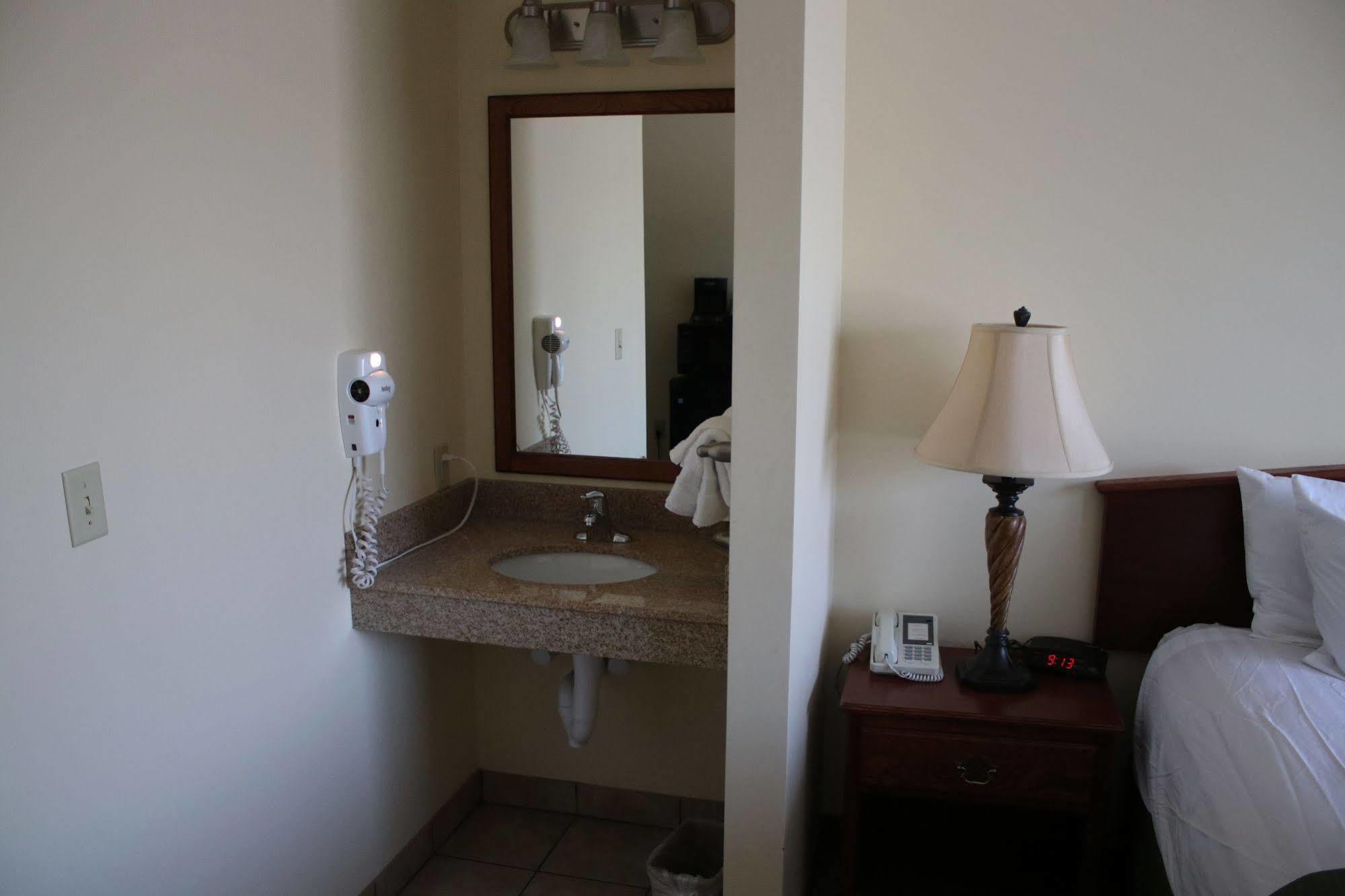 The Edgewood Hotel And Suites Fairbury 외부 사진