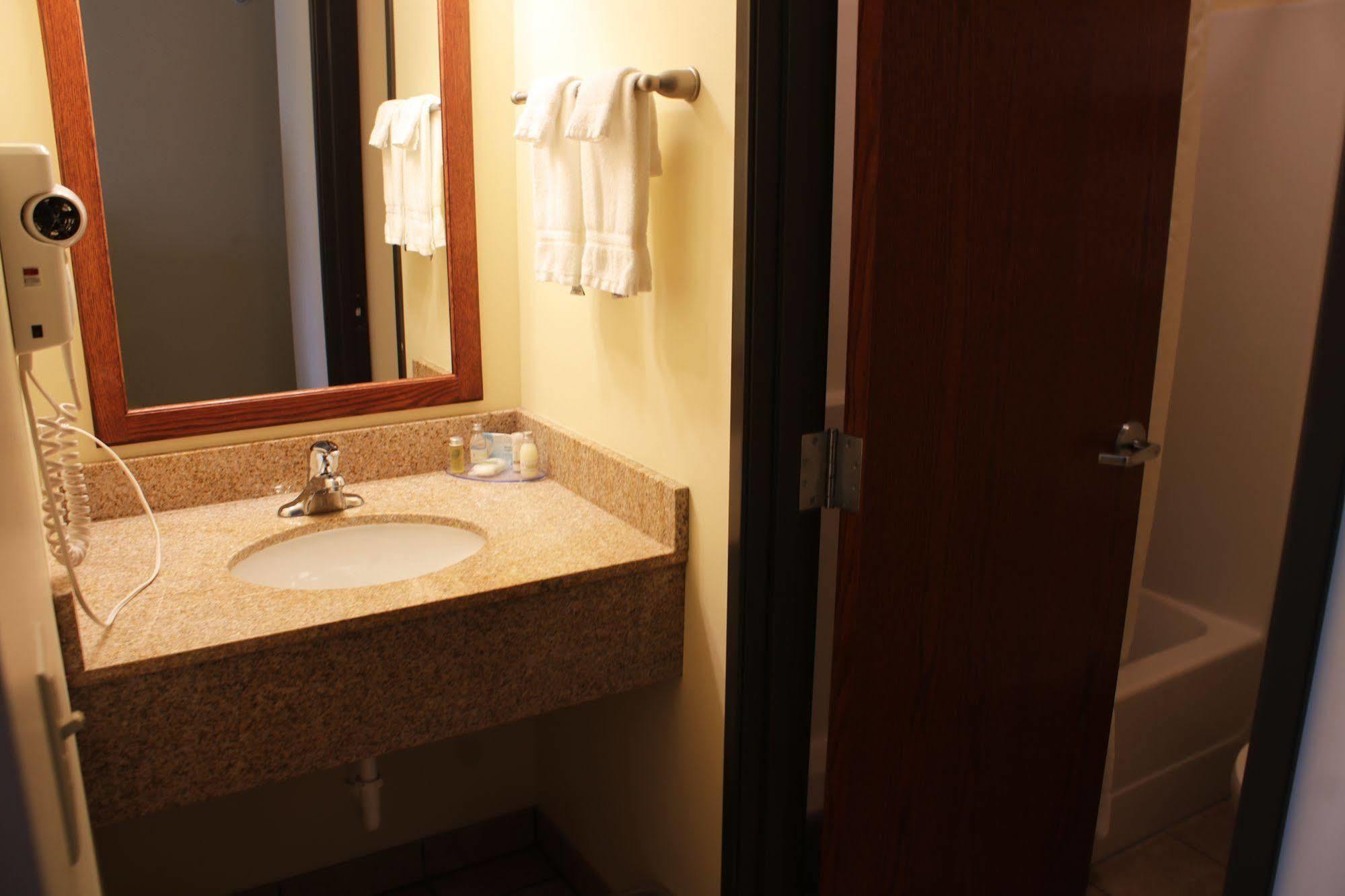 The Edgewood Hotel And Suites Fairbury 외부 사진