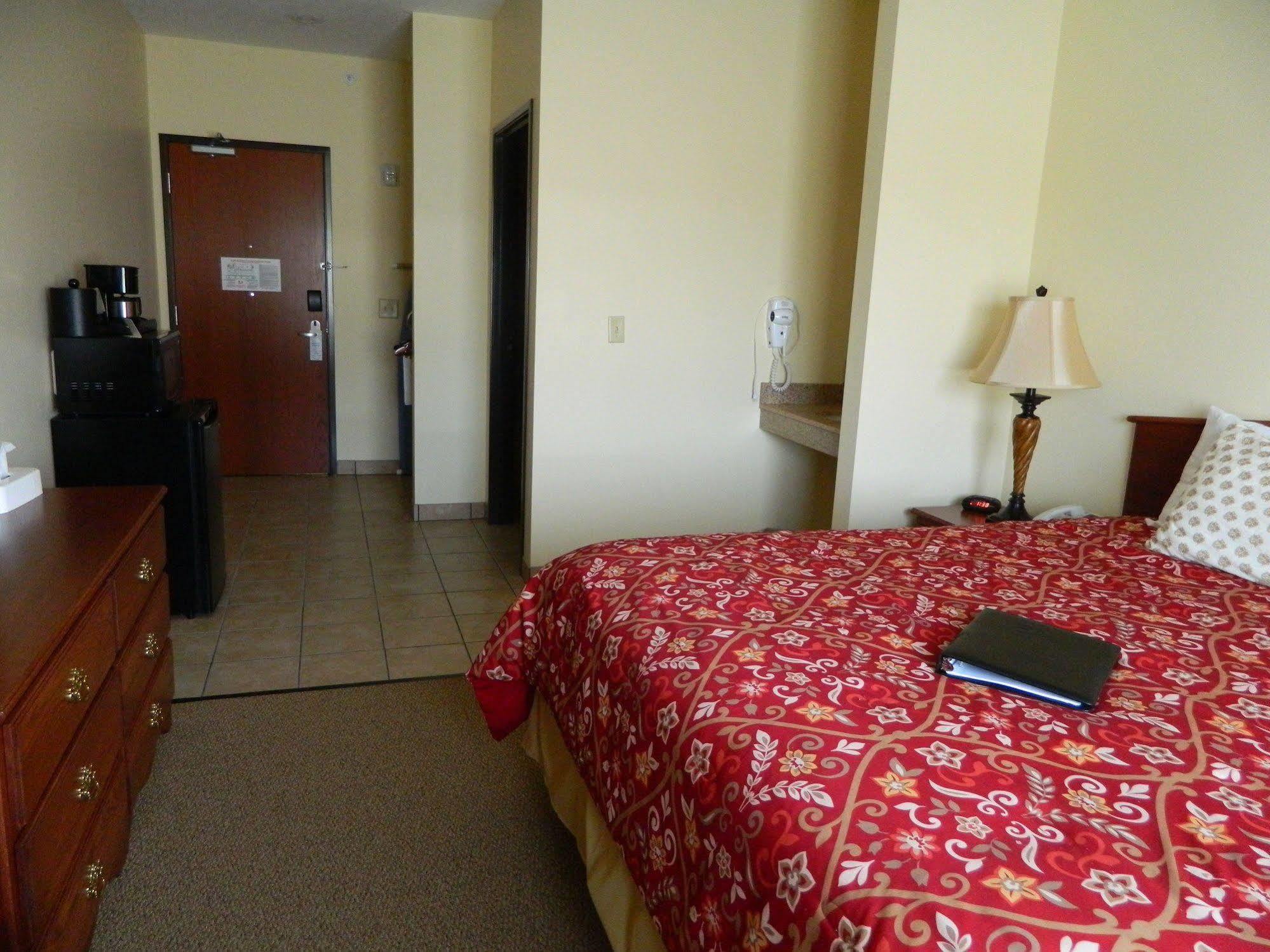 The Edgewood Hotel And Suites Fairbury 외부 사진
