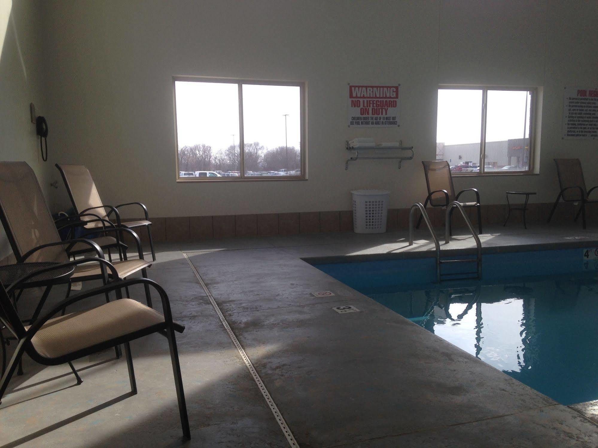 The Edgewood Hotel And Suites Fairbury 외부 사진