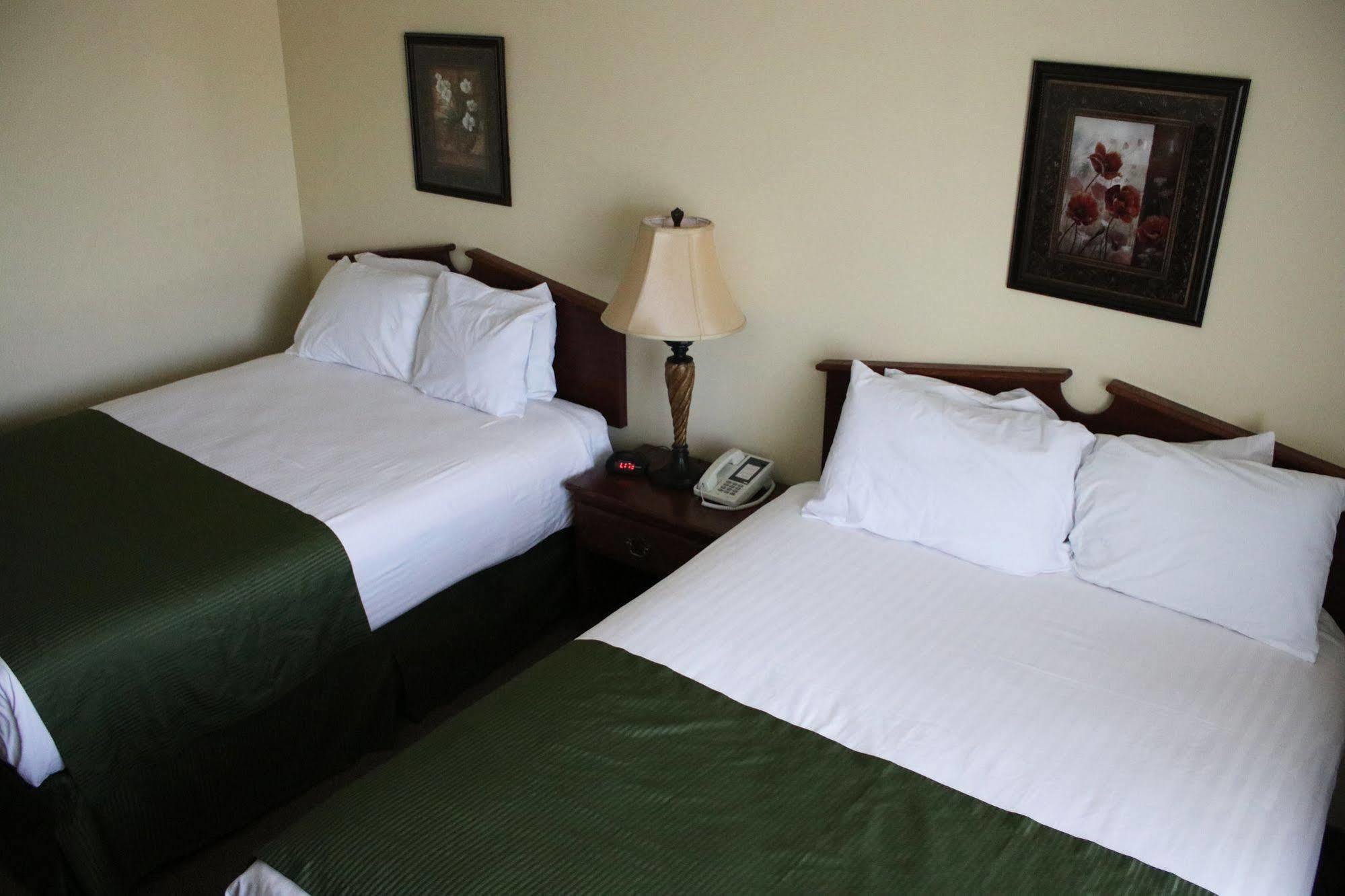 The Edgewood Hotel And Suites Fairbury 외부 사진