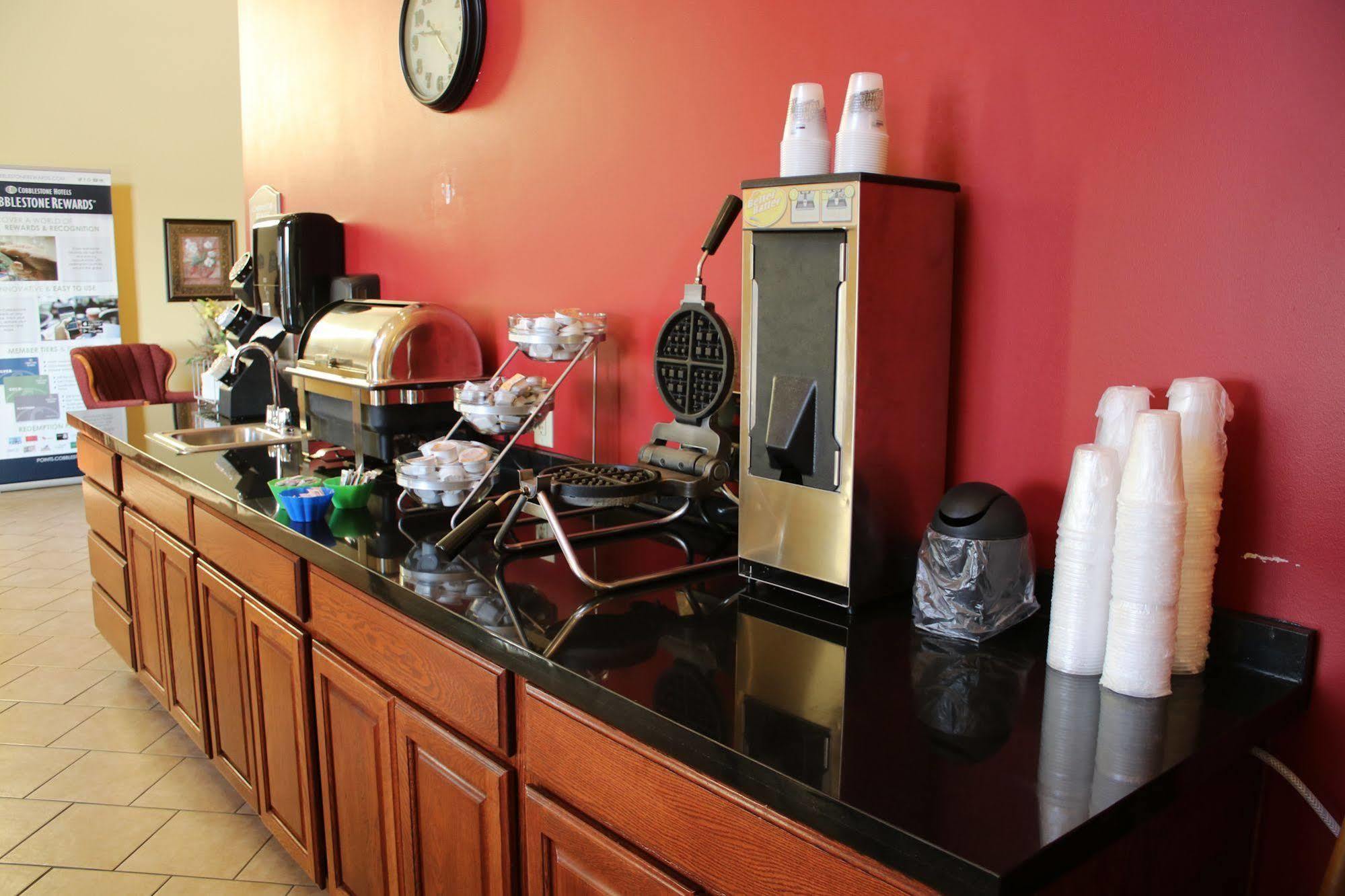 The Edgewood Hotel And Suites Fairbury 외부 사진