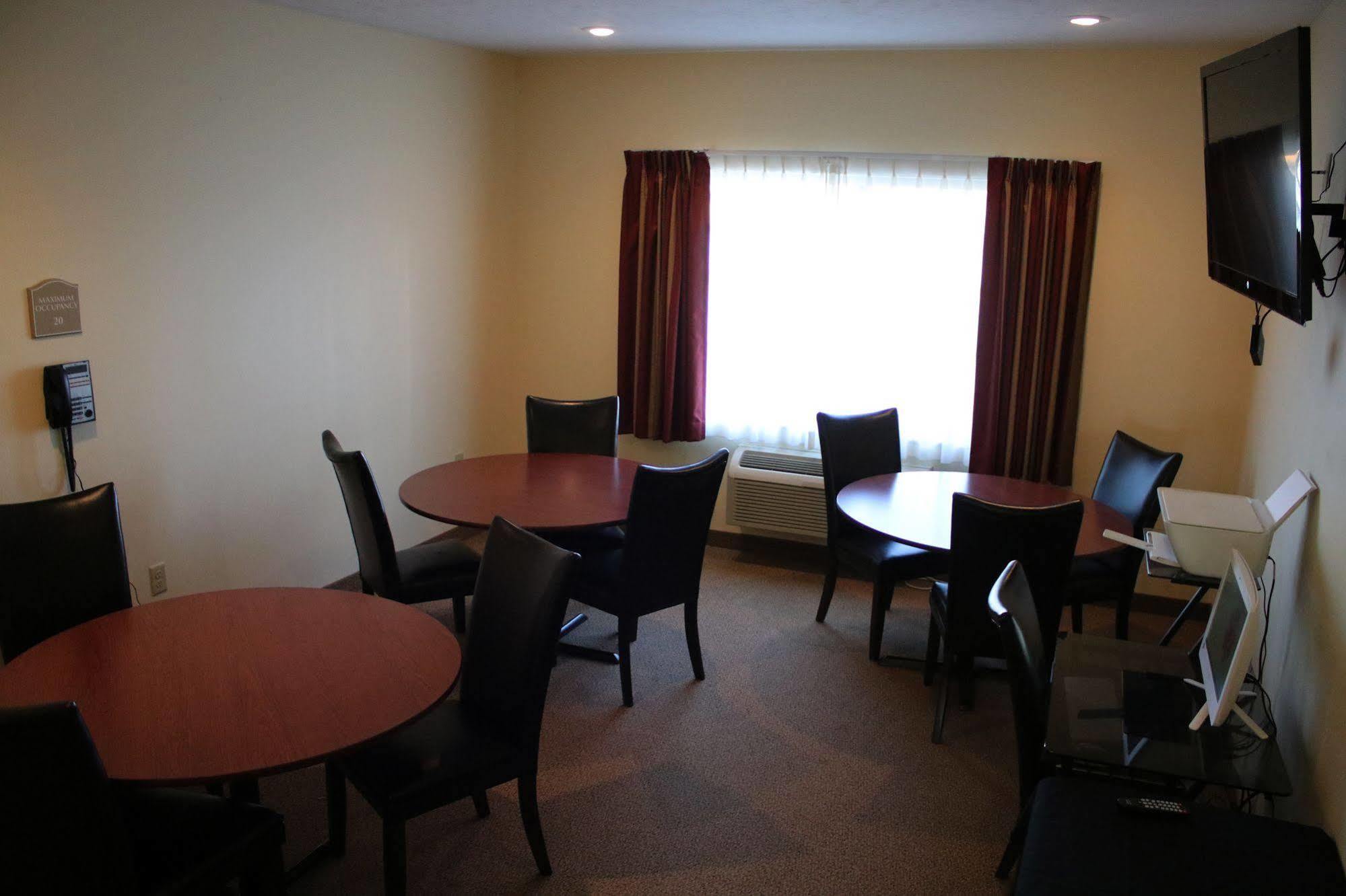 The Edgewood Hotel And Suites Fairbury 외부 사진