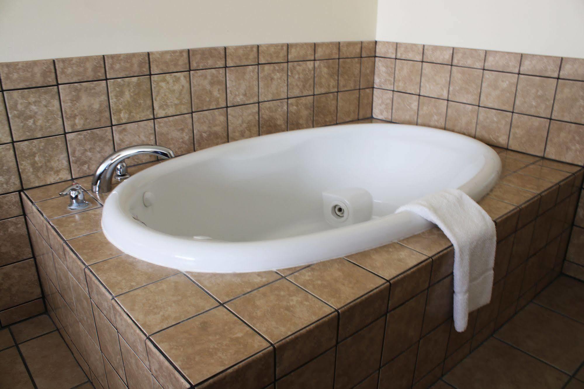 The Edgewood Hotel And Suites Fairbury 외부 사진