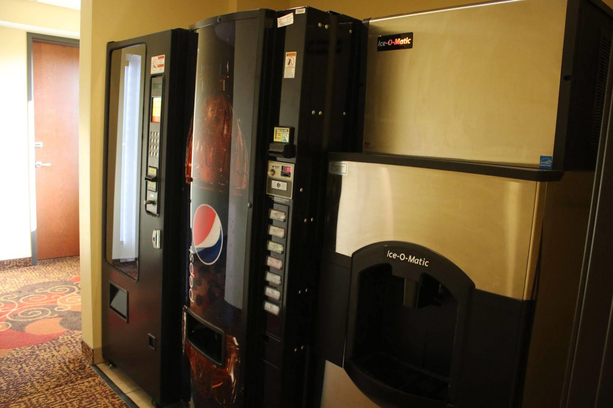 The Edgewood Hotel And Suites Fairbury 외부 사진