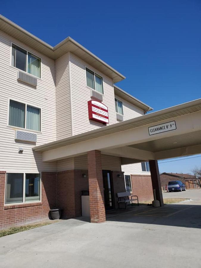 The Edgewood Hotel And Suites Fairbury 외부 사진