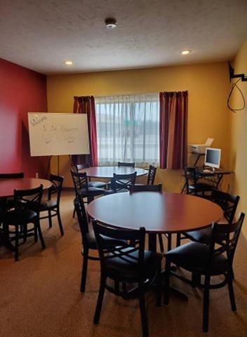 The Edgewood Hotel And Suites Fairbury 외부 사진